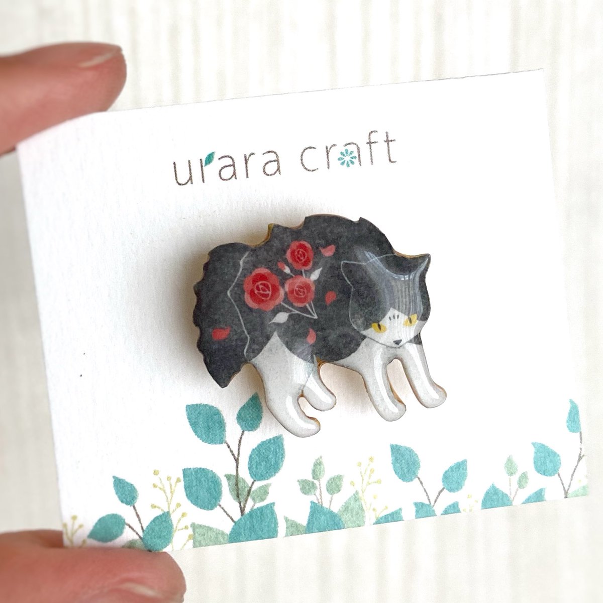 uraracraft's tweet photo. やんのか猫のブローチ🐈‍⬛
眉間にシワを寄せて、バラを背負い気高く戦闘モード。 https://t.co/z7Ot9SYBRQ