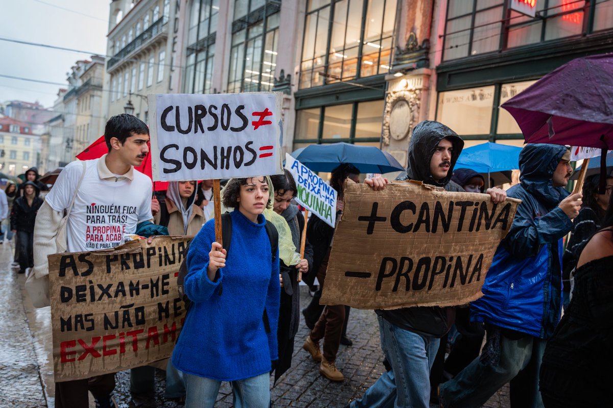 byAlexSousa's tweet photo. Manifestação estudantil realizada hoje em Lisboa contra o aumento das propinas universitárias.

Centenas de estudantes do ensino superior, juntaram-se na rua para reivindicar o fim das propinas, num protesto marcado pela votação do OE para 2026 na Assembleia da República. https://t.co/iccxECcUHF