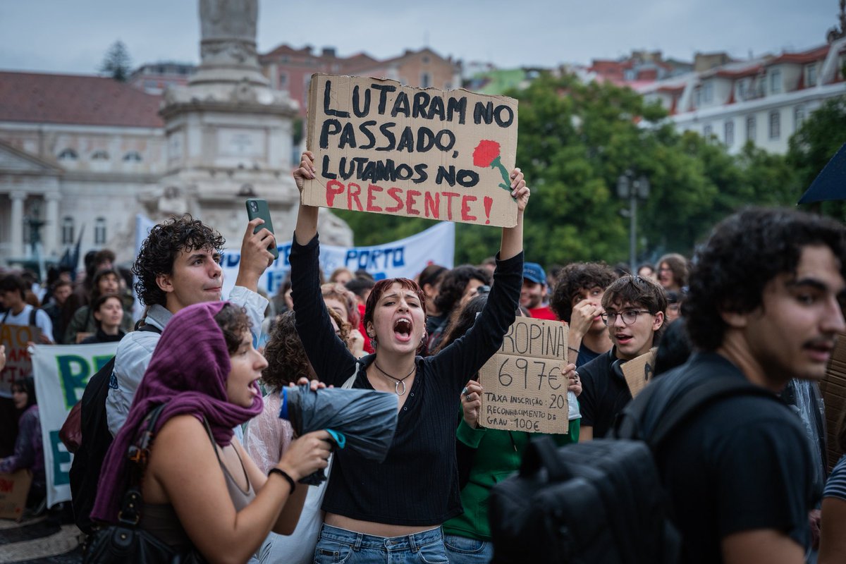 byAlexSousa's tweet photo. Manifestação estudantil realizada hoje em Lisboa contra o aumento das propinas universitárias.

Centenas de estudantes do ensino superior, juntaram-se na rua para reivindicar o fim das propinas, num protesto marcado pela votação do OE para 2026 na Assembleia da República. https://t.co/iccxECcUHF