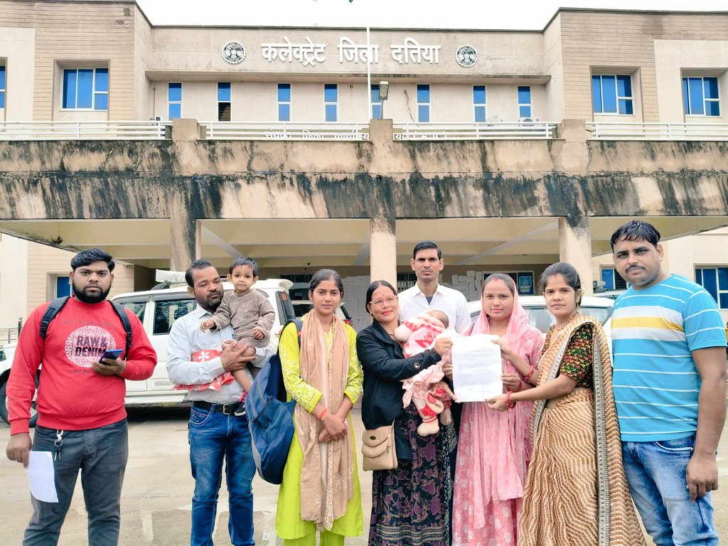 मध्यप्रदेश में शिक्षकों की भर्ती के लिए 2025 में वर्ग 2 की चयन परीक्षा आयोजित की गई !  जिसमें लाखों ने भविष्य आजमाया , हजारों अभ्यर्थी क्वालिफाइड भी हुवे! किन्तु नाम मात्र के पद दिए जाने के कारण अच्छे मेरिट होल्डर अभ्यर्थी भी शिक्षक बनने से वंचित रह गए! 
मोहन यादव सरकार से अनुरोध