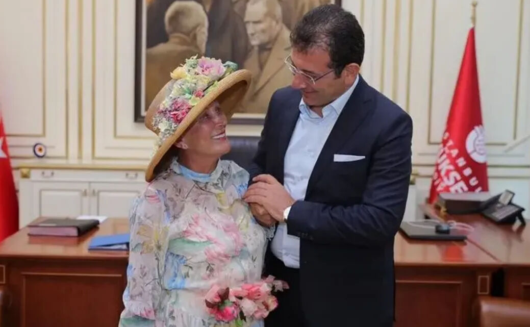 Ekrem İmamoğlu:

➖"Her ne kadar ziyareti hatırlasam da fotoğrafta bulunan kadın şahsın ismini hatırlamıyorum, ama sadece bu kadının şık giyimli ve adeta evlat yaklaşımlı bir kadın olduğunu hatırlıyorum."

Hatırlayamadığı insanlarla pek de samimi (!)