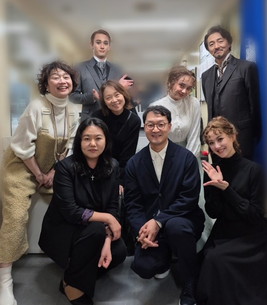 #マリー・キュリー 両チームの初日に、脚本：チョン・セウンさん、作曲：チェ・ジョンユンさんがご来場✨
キャスト&amp;演出 鈴木裕美さん&amp;翻訳・訳詞 高橋亜子さんとの記念ショット📸
日韓の想いがつながる、特別な初日となりました💐