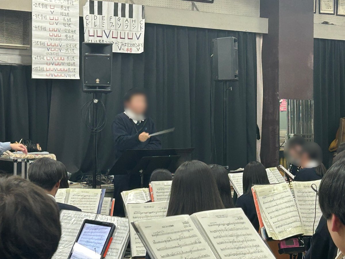 iwatsuki__brass's tweet photo. 今日は日曜日の依頼演奏で演奏する曲を合奏し、その中で指揮者体験の練習もしました！3人の部員が指揮を振って、さまざまなテンポに対応できるように練習しました！
本番でも良い演奏ができるように、引き続き頑張ります！ https://t.co/3zMbqajPrd