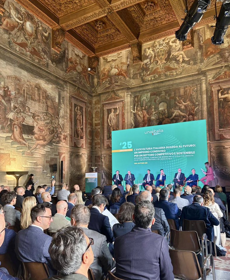 Cia_Agricoltura's tweet photo. A @_Unaitalia per il futuro dell’#avicoltura italiana il vicepresidente nazionale di #Cia #Passarini 👨‍🌾🐓
“Settore eccellenza #agroalimentare #MadeinItaly sia sempre più competitivo puntando su #formazione, #ricerca con #allevatori al centro, anche in chiave sostenibile” 🍃 https://t.co/GTRENDLgyF
