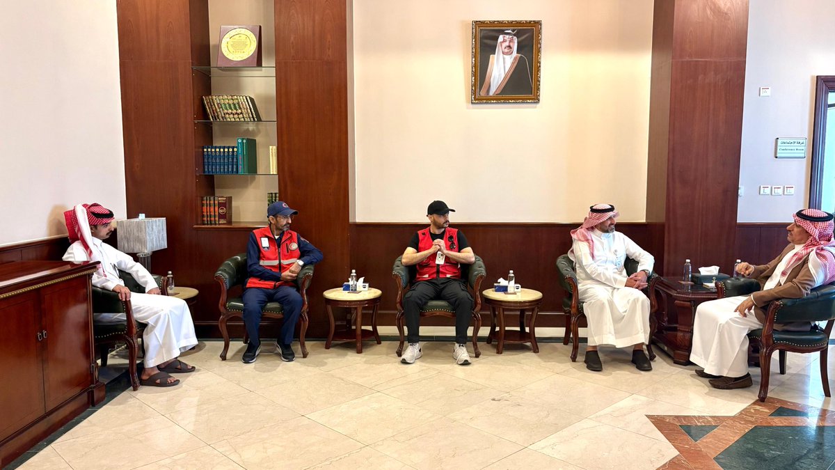 استقبل محافظ #خميس_مشيط في مكتبه، مدير عام فرع هيئة الهلال الأحمر السعودي بالمنطقة محمد بن عبدالله الشهري، وعددًا من أعضاء فريقه.
وجرى خلال اللقاء مناقشة الخدمات الإسعافية المقدمة بالمحافظة، ودور الهيئة في تعزيز سرعة الاستجابة للحالات الطارئة، شاكراً جهودهم المقدمة لخدمة المجتمع.