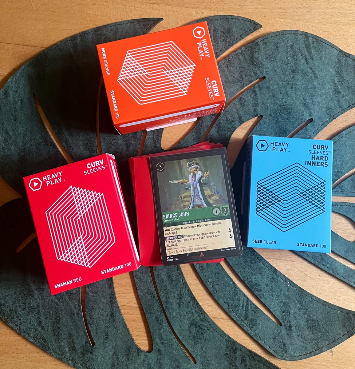 One of my highlights at SPIEL was getting my hands on some <a href="/HeavyPlayLLC/">HEAVY PLAY</a> sleeves. After reading so much about them (especially from <a href="/TFM_Lorcana/">The Forbidden Mountain</a>) I had to buy because they are not sold in Europe (yet?). Love the cute round corners on the bottom already! Will report 👀