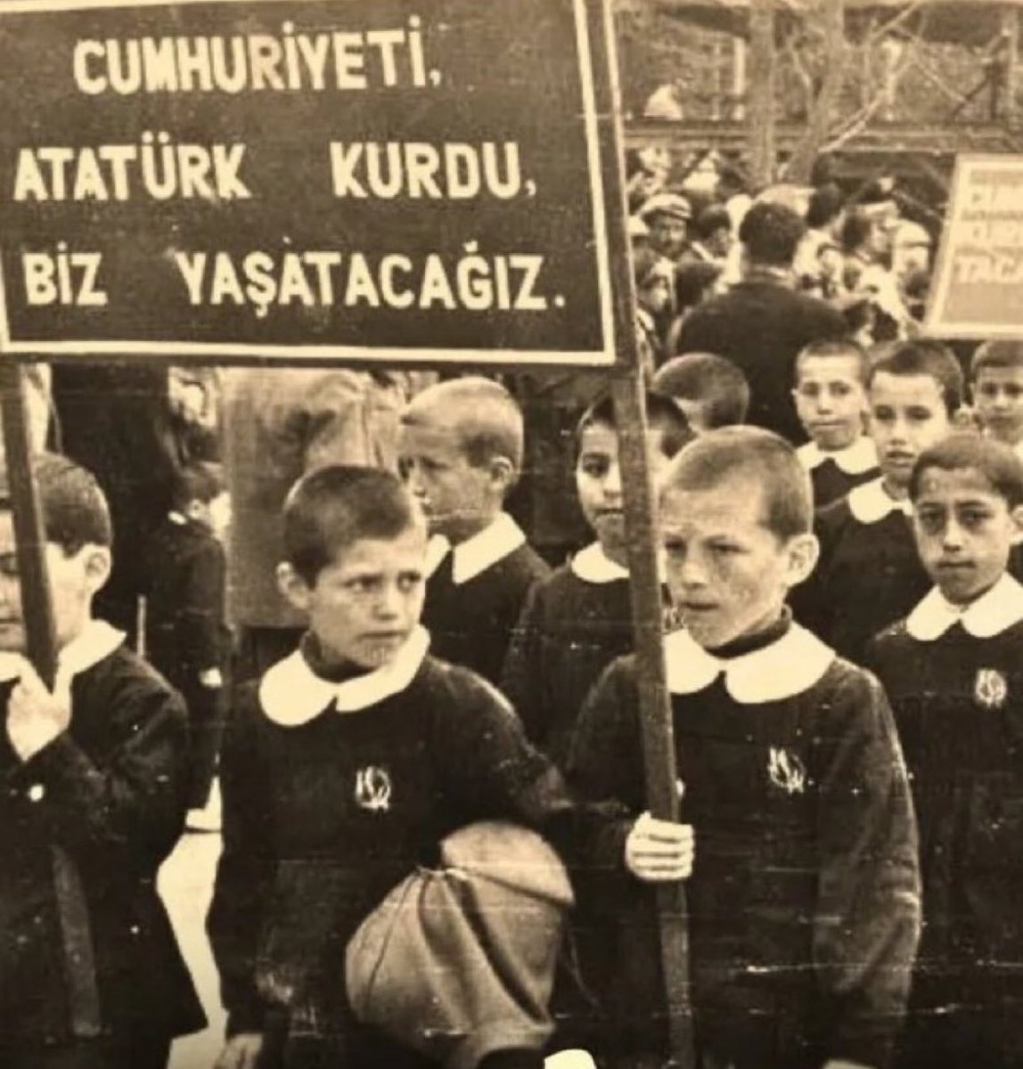 Cumhuriyet, padişahın kapısinda kul olmak yerine kendi hür iradenle yaşamandır 

Açtığın yolda, gösterdiğin hedefe her zaman 

#29ekimCumhuriyetbayramımız kutlu olsun.