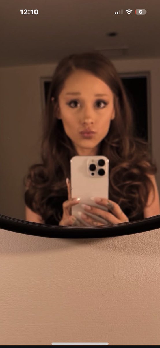 ari7ringsss's tweet photo. our girls gone back to brunette!! she looks amazing 💕 #arianagrande https://t.co/kcpznmTnXN
