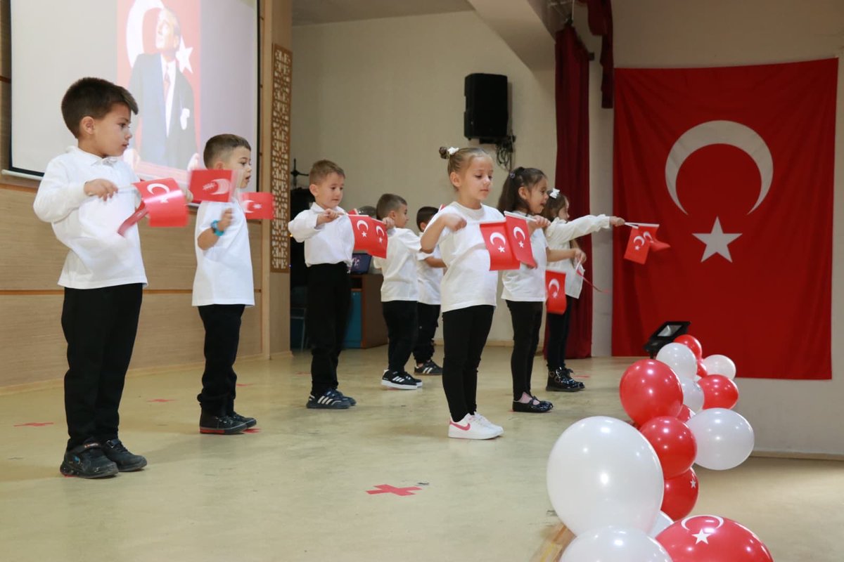 Cumhuriyetimizin kuruluşunun 102. yıldönümü, tüm Türkiye'de olduğu gibi ilçemizde de coşkuyla kutlandı.