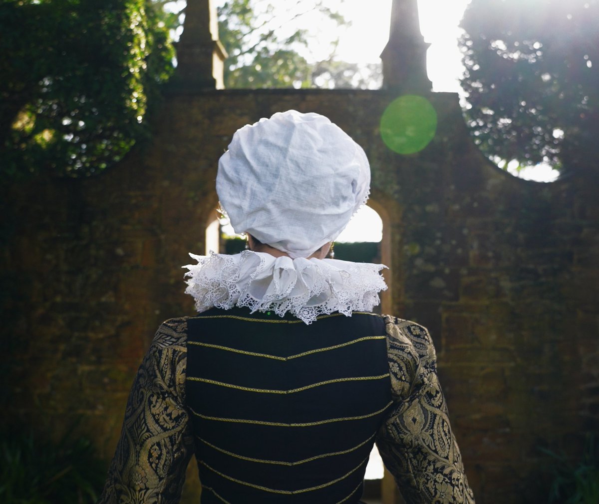 Medieval Dress and Textile Society tweet media