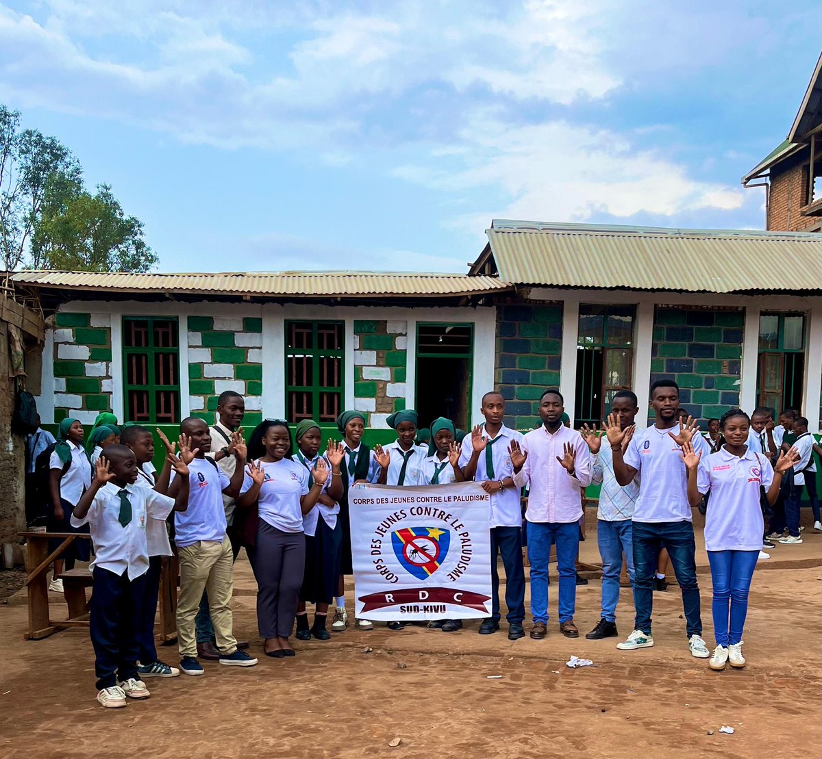 JeunesContre's tweet photo. 🌍 À l’occasion de la #JournéeMondialeDuLavageDesMains, le CJP-ASBL RDC a sensibilisé les élèves de l’Institut HAKI à Bukavu ✋💧. Plus de 400 jeunes ont appris les bons gestes pour prévenir les maladies à mains sales et devenir ambassadeurs de l’hygiène ! 🧼💪
#Santé #hygiene https://t.co/kRrAuOmXW5