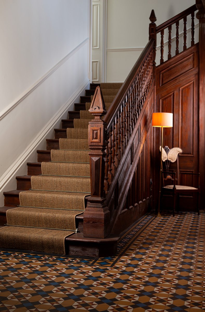 Vinehouseconst's tweet photo. Before and after photos of staircase and hallway beautifully refurbished by @Vinehouseconst at this listed property in a conservation area in York.

#architecture
#listedbuilding
#conservationarea
#conservationarchitecture
#builder
#luxurylifestyle
#luxuryhomes https://t.co/aRIkUVyUlX