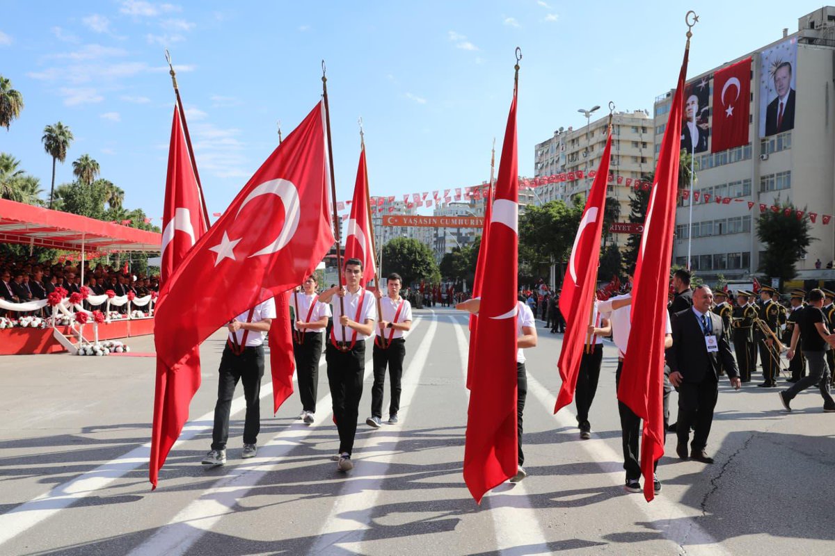 #29EkimCumhuriyetBayramı’nın gurur ve coşkusunu Valimiz Sn. Yavuz Selim Köşger, il protokolümüz ve kıymetli hemşehrilerimizle birlikte yaşadık.

Geçmişimizin mirasını, Türkiye Yüzyılı vizyonuyla daha güçlü bir geleceğe dönüştürme azmindeyiz.

Bağımsızlığımızın simgesi