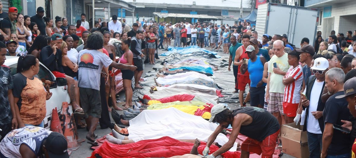 A operação no Rio terminou com 64 mortos, entre eles, quatro policiais.

Essa imagem já circula o mundo, é lamentável, principalmente pelos policiais que morreram em serviço. Precisamos urgente de uma reforma profunda no Código de Processo Penal brasileiro.