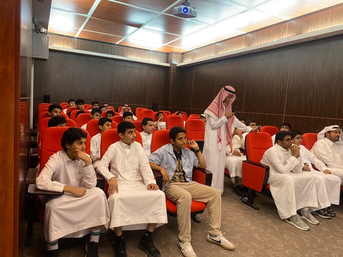 جانب من زيارة طلاب مدارس مدينة الملك عبدالعزيز للعلوم والتقنية صباح اليوم إلى مكتبة الملك سلمان المركزية، حيث اطّلعوا على أقسام المكتبة ومحتوياتها، وتعرّفوا على أبرز الخدمات التي تقدمها لطلاب العلم والباحثين. 📚✨

#جامعة_الملك_سعود 
#عمادة_شؤون_المكتبات