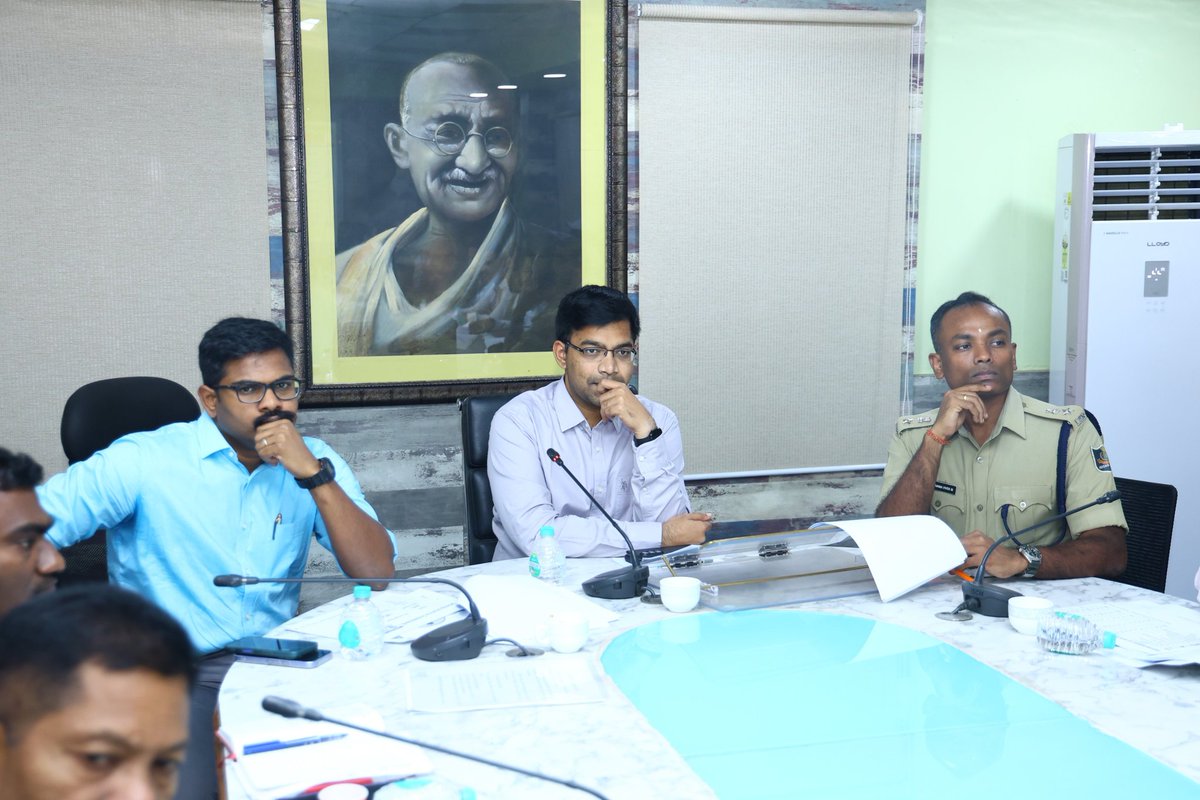 ଜିଲ୍ଲାପାଳ, ଗଞ୍ଜାମଙ୍କ ଅଧ୍ୟକ୍ଷତାରେ ଜିଲ୍ଲା ସଡ଼କ ସୁରକ୍ଷା ସମିତି ସଭା ଆୟୋଜିତ ହୋଇଥିଲା । ଏଥିରେ ଆରକ୍ଷୀ ଅଧିକ୍ଷକ, ଜାତୀୟ ରାଜପଥ କର୍ତ୍ତୃପକ୍ଷ (NHAI) ର ପ୍ରକଳ୍ପ ନିର୍ଦ୍ଦେଶକ, କ୍ଷେତ୍ରୀୟ ପରିବହନ ଅଧିକାରୀ (ଗଞ୍ଜାମ ଓ ଭଞ୍ଜନଗର) ସହିତ ବିଭିନ୍ନ ହିତଧାରୀମାନେ ଉପସ୍ଥିତ ଥିଲେ । ସଭାରେ ସଡ଼କ ସୁରକ୍ଷା ସମ୍ବନ୍ଧିତ ବିଭିନ୍ନ