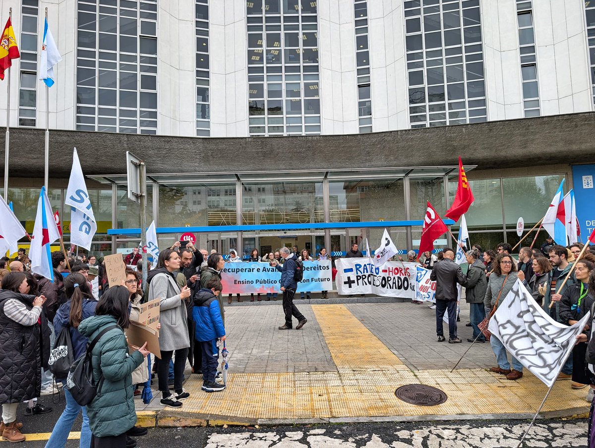 FonsiLoaiza's tweet image. Continúa la huelga general de profesores en Galicia por los 16 años de recortes en la educación pública por parte del PP de Feijóo y Alfonso Rueda en la Xunta. Silencio mediático.