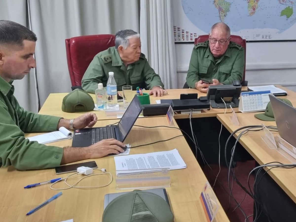 🇨🇺 Evalúa el Ministro de las FAR, General de Cuerpo de Ejército Álvaro López Miera desde el Centro de Dirección del Consejo de Defensa Nacional el actual desarrollo y evolución del huracán Melissa. 
#FuerzaCuba