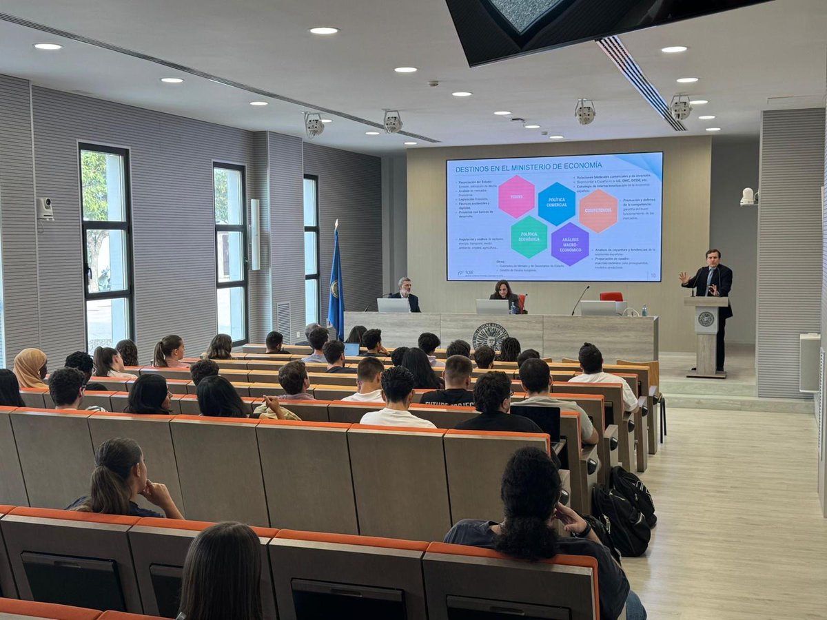 AsociacionTCEE's tweet photo. 📣Nuestro compañero @ijimenezfdez conversó ayer con estudiantes de la Universidad de Almería sobre las labores de los TCEE y el proceso de acceso al Cuerpo.
💬Un encuentro enriquecedor en el que se abordaron las salidas profesionales de esta carrera.
#TCEE #FunciónPública #UAL https://t.co/hLU6rF0iel
