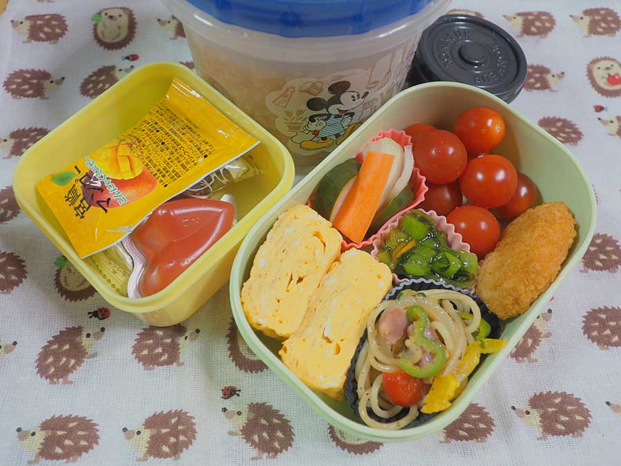 🍱無理せず続けるお弁当　8/27
・冷たい茶粥
・塩昆布
・卵焼き
・鶏カツレツカレー風味
・ペペロンチーノ🧅🫑🥓
・ひたし豆
・野沢菜わさび昆布
・ピクルス🧅🥒🥕
・プチトマト🍅
・ゼリー
・チーズ
・焼き菓子
#お弁当 #お弁当記録 #手抜き弁当