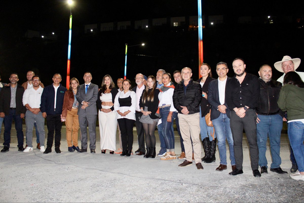 RonaldBonillaR's tweet photo. Acompañamos la inauguración del alumbrado público en la vía Panamericana, jurisdicción de #Villamaría. Una obra que responde al compromiso de @gobercaldas con la seguridad, la movilidad y la calidad de vida de nuestra gente. 

#GobiernoContigo https://t.co/jtu528jcyE