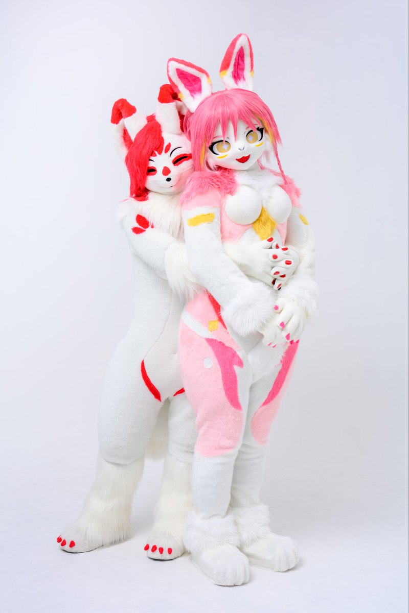 BaNi_fur's tweet image. #FursuitEveryday 

Back Hug💕

❤️🤍@F_East_CAfe 
📸💖@cat_makina