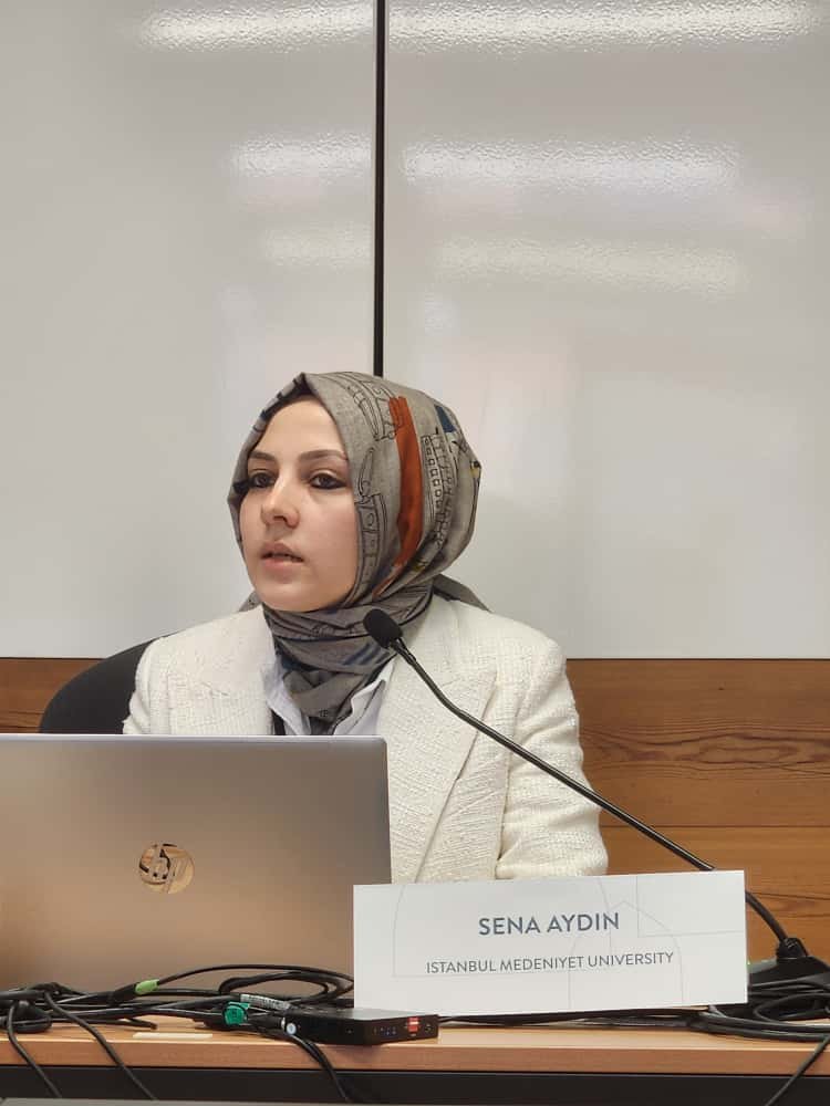 Enstitümüz mensubu Dr. Öğr. Üyesi Sena Aydın
Venedik'te IV. Uluslararası Osmanlı Araştırmaları Kongresi'nde
"The Most Comprehensive Treatise on the Rainbow of the Ottoman Classical Period: An Evaluation of its Sources"
başlıklı bir sunum yaptı.
Ayrıntılar:
bilimtarihienstitu.medeniyet.edu.tr/tr/haberler/dr…