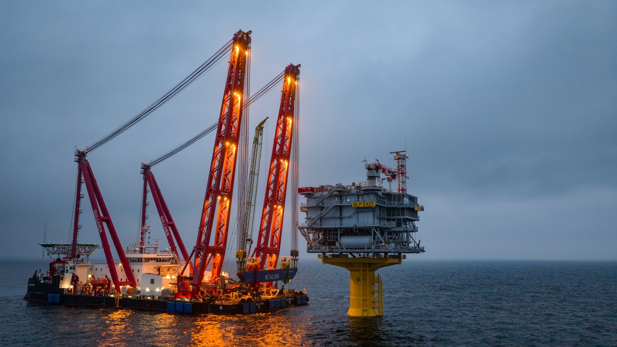 🌊 Energia z Bałtyku coraz bliżej!

Na farmie #BalticPower zainstalowano dwie morskie stacje elektroenergetyczne - kluczowy element pierwszej polskiej farmy wiatrowej na Bałtyku.

🔹 Stalowe konstrukcje powstały w 🇵🇱 zakładach Grupy Przemysłowej Baltic należącej do ARP S.A.
To