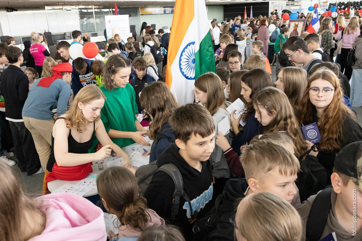 Dzień Paszportu 2025 na <a href="/WroclawAirport/">Wroclaw Airport</a> — 1300 uczniów, 45 szkół i jedna wspólna podróż ku poznaniu świata! 🇮🇳
Dziękujemy za odwiedziny przy stoisku Indii — kultura, język i smak w jednym miejscu. 
<a href="/PLinMumbai/">Polish Consulate in Mumbai</a> <a href="/IndiainPoland/">India in Poland</a> 
#DzieńPaszportu #Wrocław #IndiaInPoland