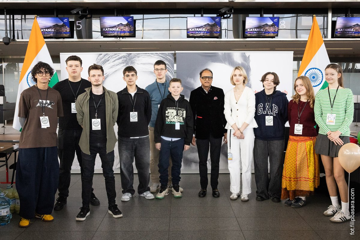 KonsulIndii's tweet photo. Dzień Paszportu 2025 na @WroclawAirport — 1300 uczniów, 45 szkół i jedna wspólna podróż ku poznaniu świata! 🇮🇳
Dziękujemy za odwiedziny przy stoisku Indii — kultura, język i smak w jednym miejscu. 
@PLinMumbai @IndiainPoland 
#DzieńPaszportu #Wrocław #IndiaInPoland https://t.co/dnGkvZwJGT