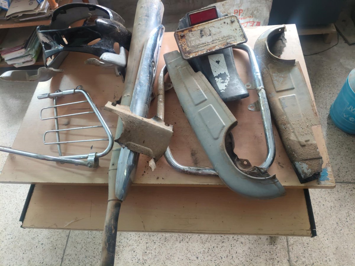 spkoderma1's tweet image. कोडरमा पुलिस की बड़ी सफलता। 24 घंटे के भीतर चोरी हुई हीरो एच.एफ. डीलक्स मोटरसाईकिल बरामद। 3 विधि विरुद्ध बालक निरूद्ध, मोटरसाईकिल के पार्ट्स भी जब्त।अग्रतर विधिक कार्रवाई जारी। @JharkhandPolice  @DigHazaribagh