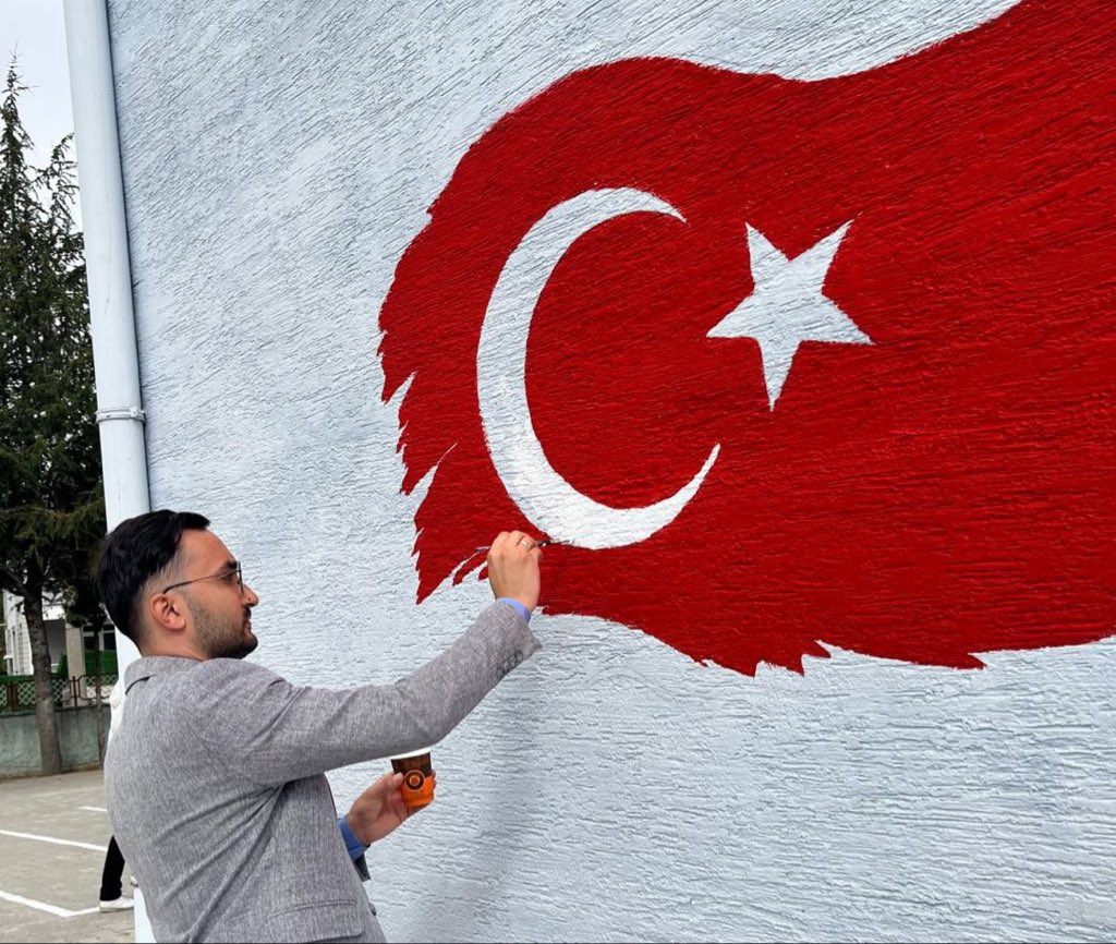 GSB Afyonkarahisar Yurtları (@afyonkygm) on Twitter photo 📍Emirdağ Yurdu 
Cumhuriyetimizin 102. yıl coşkusunu öğrencilerimizle birlikte büyük bir gururla yaşıyoruz! 
29 Ekim etkinlikleri kapsamında ilçemizdeki Fen Lisesi’nin duvarlarında, gençlerimizin fırçalarından Cumhuriyetimizin simgesi bayrağımız doğdu. 🇹🇷
Bu anlamlı çalışma, 📍Emirdağ Yurdu 
Cumhuriyetimizin 102. yıl coşkusunu öğrencilerimizle birlikte büyük bir gururla yaşıyoruz! 
29 Ekim etkinlikleri kapsamında ilçemizdeki Fen Lisesi’nin duvarlarında, gençlerimizin fırçalarından Cumhuriyetimizin simgesi bayrağımız doğdu. 🇹🇷
Bu anlamlı çalışma,