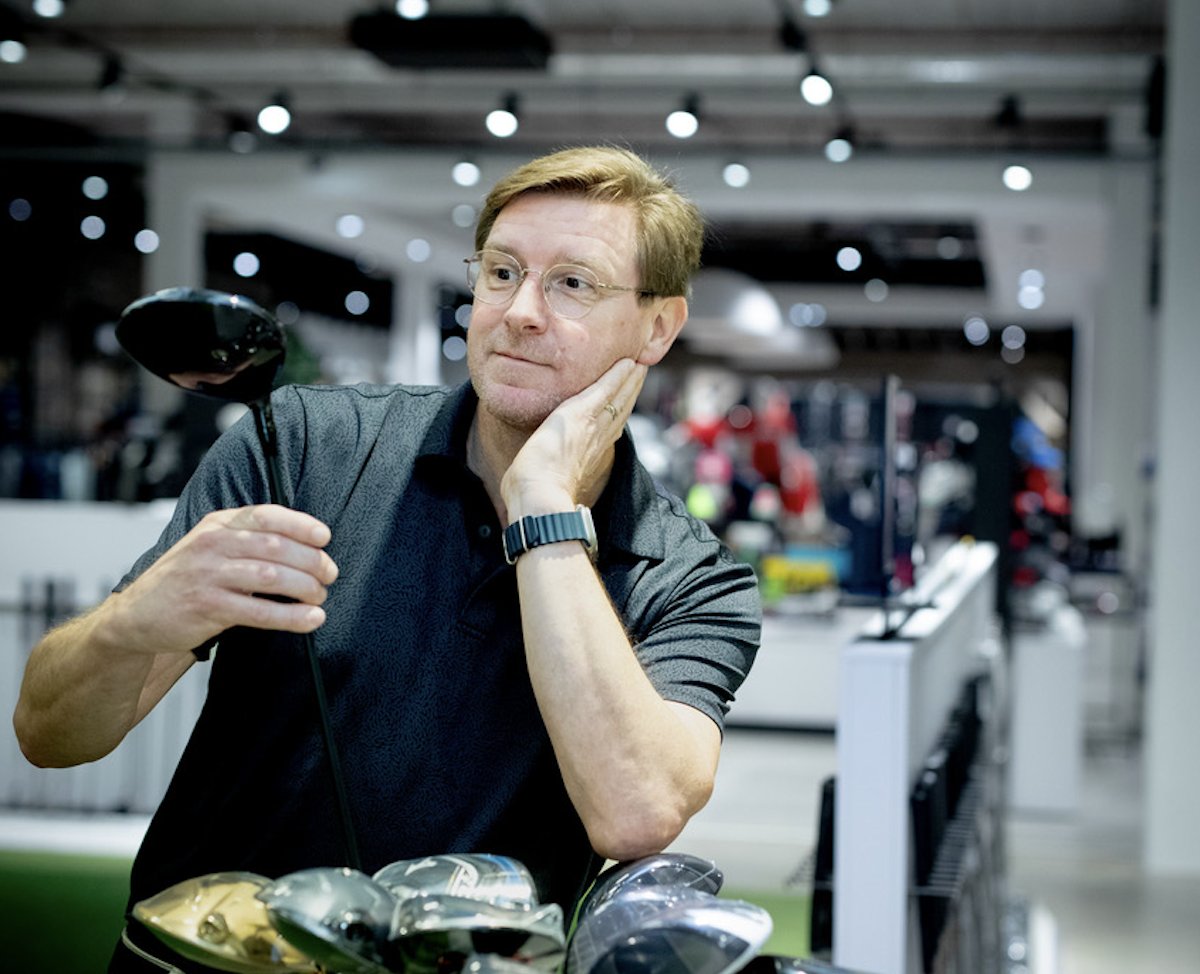 GolfersMagazine's tweet image. Speel jij nog met clubs die ‘ongeveer goed voelen’? 🤔 Jasper Alders van Jumbo Golf weet: iedereen is gebaat bij een goed gefitte set. trib.al/L3lSMgV
#GolfersMagazine #GolfTips #GolfNederland #GolfFitting #GolfSwing