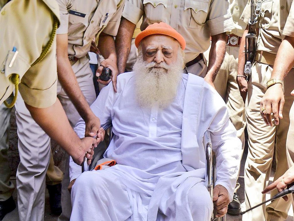 voiceofyoth's tweet photo. आसाराम को राजस्थान हाईकोर्ट ने 6 महीने की बेल दी !!

इससे पहले HC के आदेश पर आसाराम 14 जनवरी से 30 अगस्त तक अंतरिम जमानत पर बाहर रहा।

एक बच्ची से रेप के मामले में आसाराम उम्रकैद की सजा काट रहा है। https://t.co/JmSLQiwM17