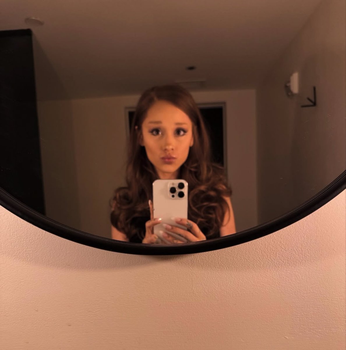 ArianaWorldHQ's tweet photo. Ariana Grande via Instagram:

it's good to see me, isn't it? 🫧 https://t.co/untr0c2dwH