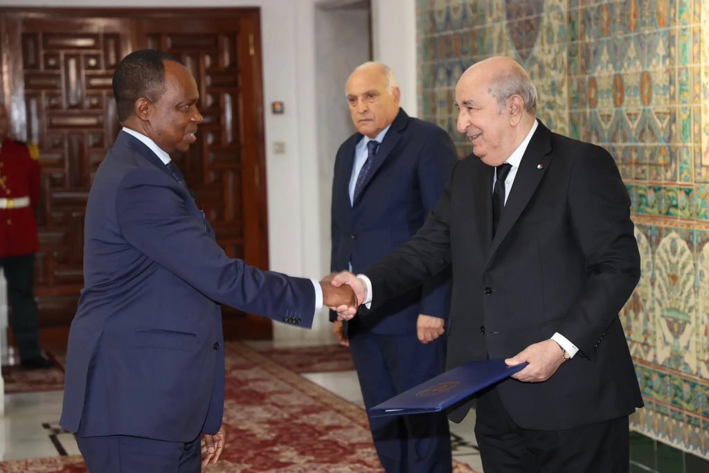 L’ambassadeur du Rwanda en Algérie,  <a href="/VincentKarega/">Vincent Karega</a> a officiellement remis ses lettres de créance au président algérien Abdelmadjid Tebboune, marquant une étape majeure dans le renforcement des relations diplomatiques entre les deux pays.

*L’intégralité de l’article*