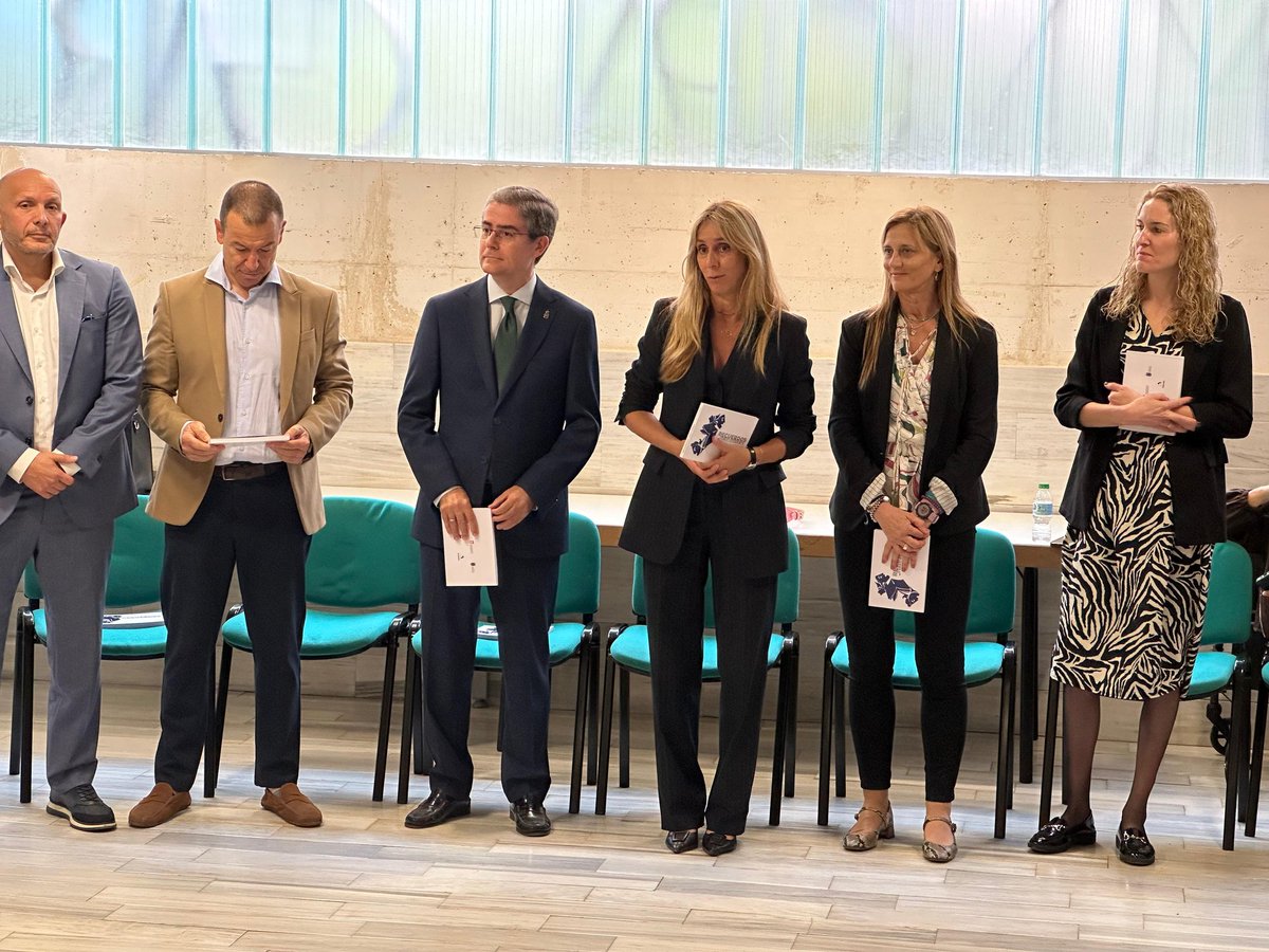 📖 Los concejales <a href="/jpachecomendez/">Jesús Pacheco</a> y <a href="/pititorres/">Pilar Torres</a> han presentado esta mañana el libro "Recuerdos entre refranes", que recoge un refranero popular escrito por personas mayores usuarias de Servicios Sociales.

📍 Centro Municipal García Alix