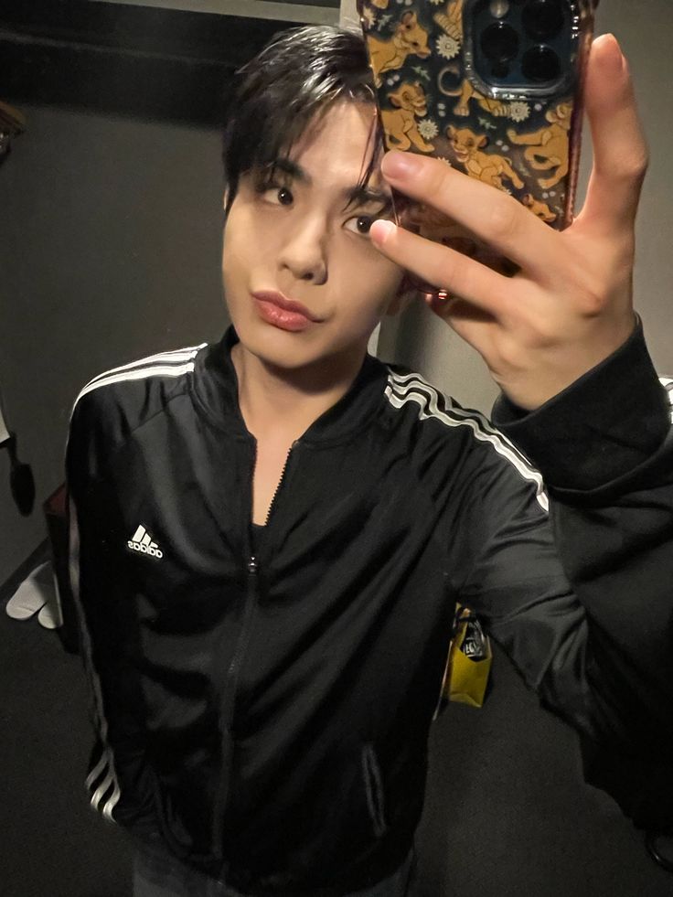 GOT5SOSNATION's tweet photo. shirt says stay delulu just like evnne's hit 2025 song hot mess
#ennveselcaday #evsd
#keita #evnne #์ด๋ธ #์ผ์ดํ https://t.co/PKPdLYSFdj