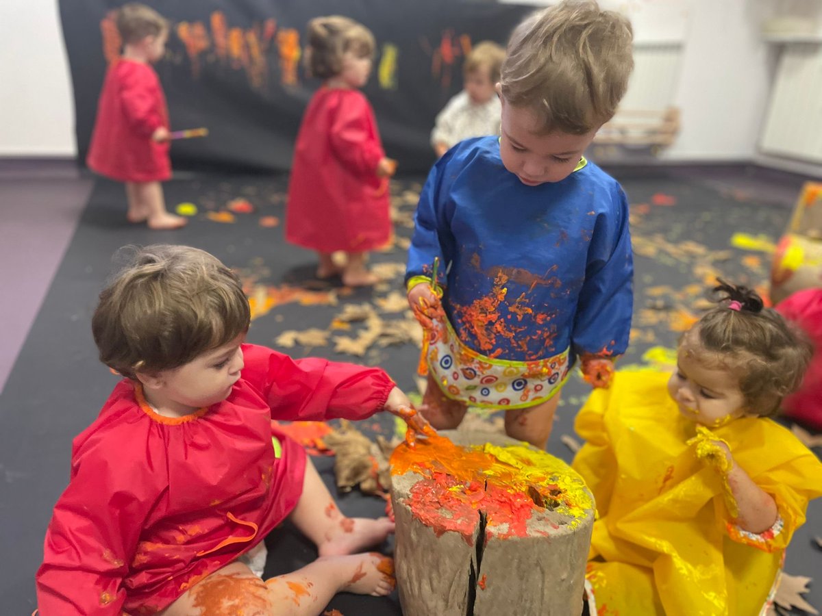 colsantpau's tweet image. LLAR | 🍁 Quan arriben els dies fresquets i les fulles cauen, el nostre espai es transforma en un petit bosc! ✨
Els infants de la Llar descobrim els colors càlids que ens porta la tardor: 🍂 taronja, vermell, groc i marró.
#JoSocdelSantPau #Llar #Tardor