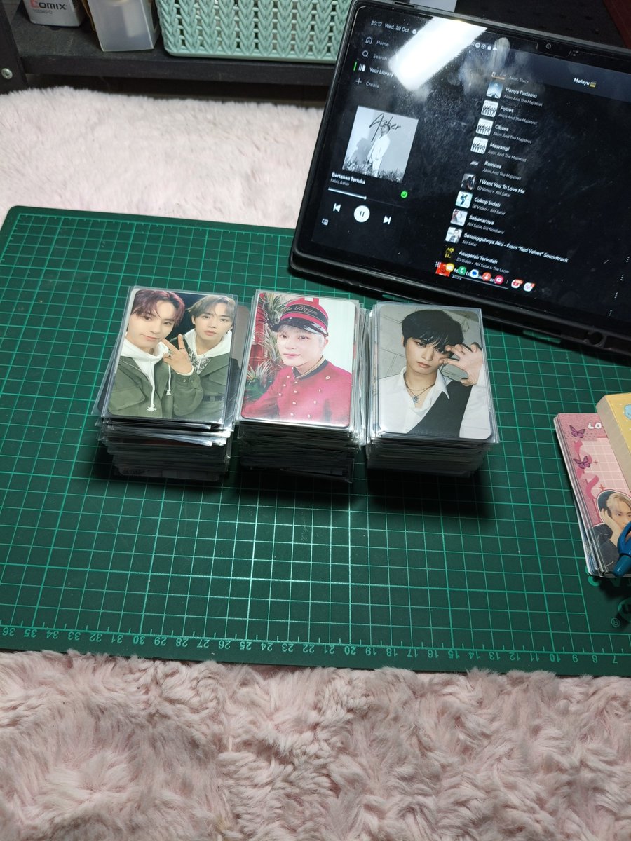 farhearteu's tweet photo. [HELP RT MY 🇲🇾 ONLY] 
Interest Check for THE BOYZ photocards (mostly haknyeon and q)

🌸 Helping my sister to clear her collections 
🌸 Also have other members (just ask and I'll check)
🌸 Price range only RM5-20
🌸 Postage RM7

🏷️ @PasarTheBoyzMY #pasarTBZ  #farhearteu_selling https://t.co/7mAYbQqTxi
