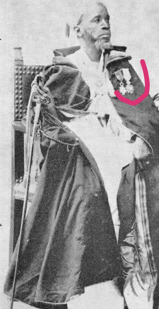 DelphineSankara's tweet photo. 🛑L'aculturée @Taanumleele, voici le 2ème Djihadiste en Afrique de l’Ouest.
#Aguibou_Tall 1848 - 1906. Fils du Djihadiste #Elhadj_Oumar.
Il vivait à #Dinguiraye (Guinée🇬🇳) quand il fut appelé à monter sur le trône du royaume de #Macina. Il s'installa à #Bandiagara (Mali🇲🇱)
1/2 https://t.co/mowyAVvAM8