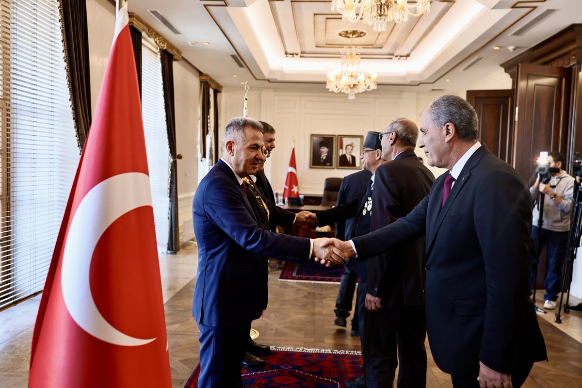 Cumhuriyetimizin 102. yıl dönümü dolayısıyla, Valiliğimizde il protokolümüz ve vatandaşlarımızın katılımıyla düzenlenen tebrikat törenini gerçekleştirdik. 

#Cumhuriyet102Yaşında 🇹🇷