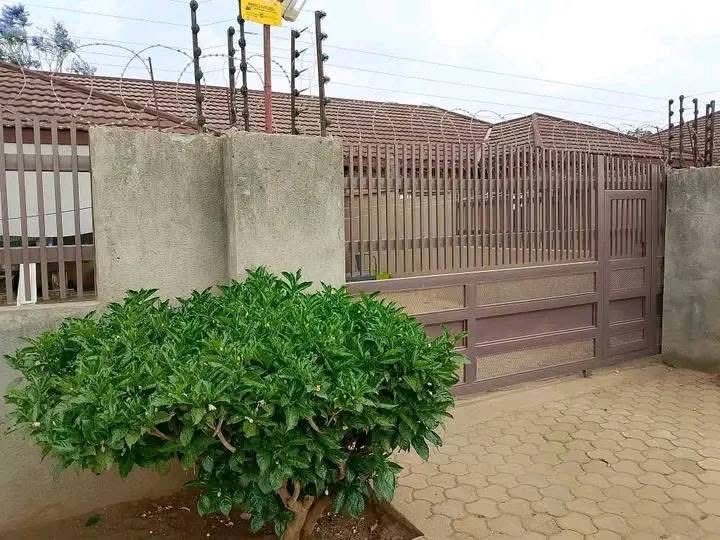 PropaEstates's tweet photo. K6500 - NEAT 2 BEDROOMS FLAT (PRIVATE YARD) FOR RENT IN NEW KASAMA

-Master Bedroom NOT Self Contained
-Fitted Kitchen and Bedrooms
-Borehole Water Supply
-Automated Gate
-Paved Yard
-Off TOKYO WAY (Ring Road) and Close to Savenda

Contact 0971090735 https://t.co/93apglVt1O