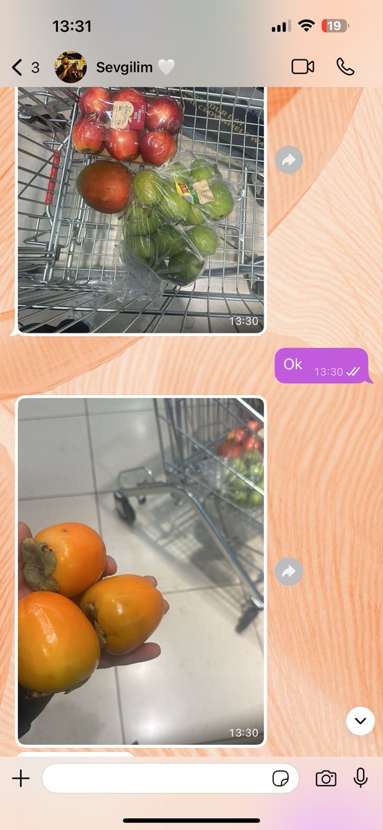 Hayatımda beni en çok strese sokan şey kocamın bensiz markete gitmesidir. Ne zaman görüntülü arama gelecek diye bekliyorum. 1.5 kilo armutu ne yapacaksın mesela ama sormaya mecalim yok flfkfpf