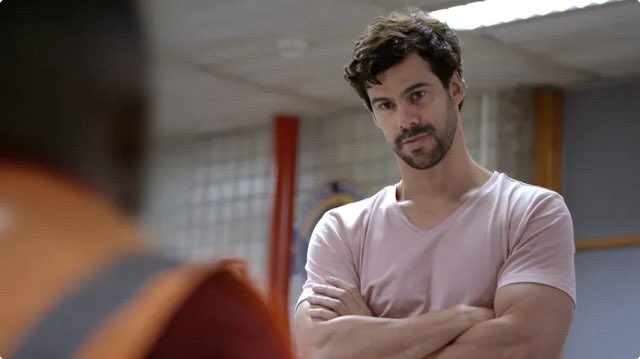 Mellerthiago's tweet image. Você vai passar na alfândega de Guarulhos, esse homem te olha desse jeito e manda você abrir a mala, qual sua reação?