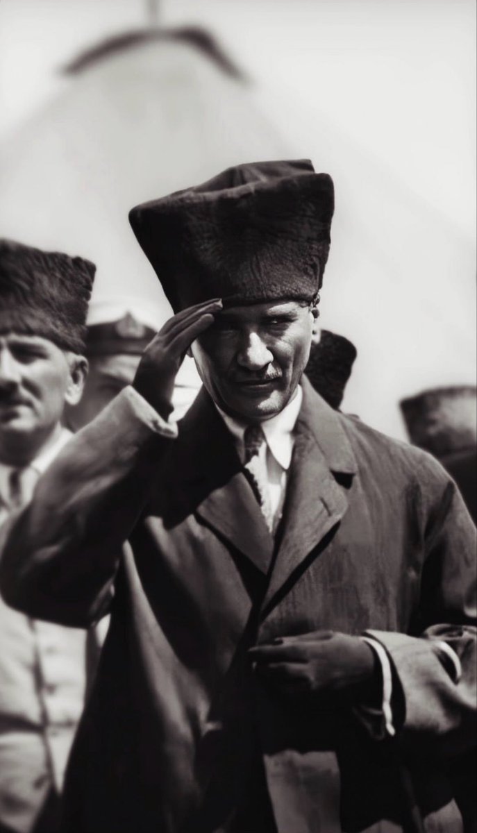 Cumhuriyet medeniyettir, özgürlüktür, dik durmaktır. Cumhuriyet mücadeledir, hayattır, halkçılıktır, kardeşliktir. Cumhuriyet nefes almaktır, dağdır, denizdir, ormandır, gökteki ay ve yıldızdır. Kutlu olsun #cumhuriyetbayramı #mustafakemal #atatürk #cumhuriyet102yaşında ❤️🤍🇹🇷