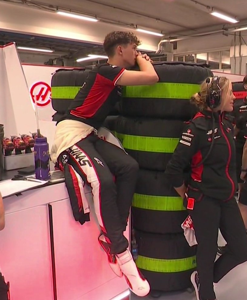 ollie falling asleep while they waited for the (cancelled) brazil quali 😭🤏🏽