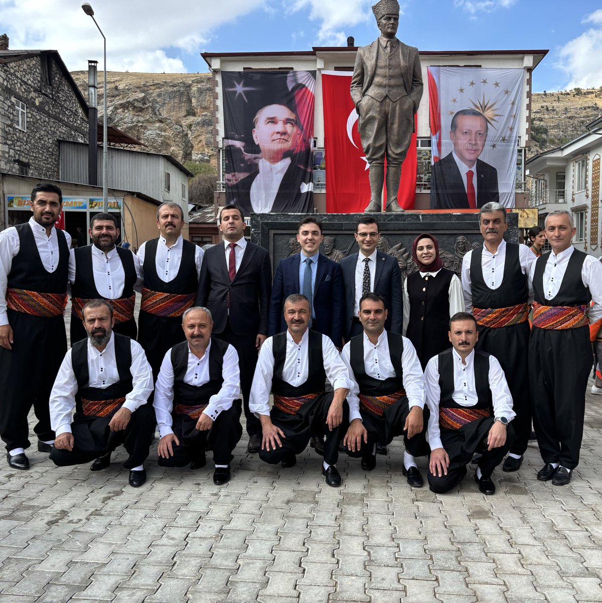 ESAkyuz01's tweet photo. Çemişgezek;
Terör sebebiyle zor günler geçirmiş, vatan perver, geleneklerine ve Cumhuriyetine sadık bir memleket. 

Yüzlerin güldüğü, gurur dolu nice bayramlara. Bayramımız kutlu olsun. 🇹🇷

#29Ekim https://t.co/G6EZYDmjn8