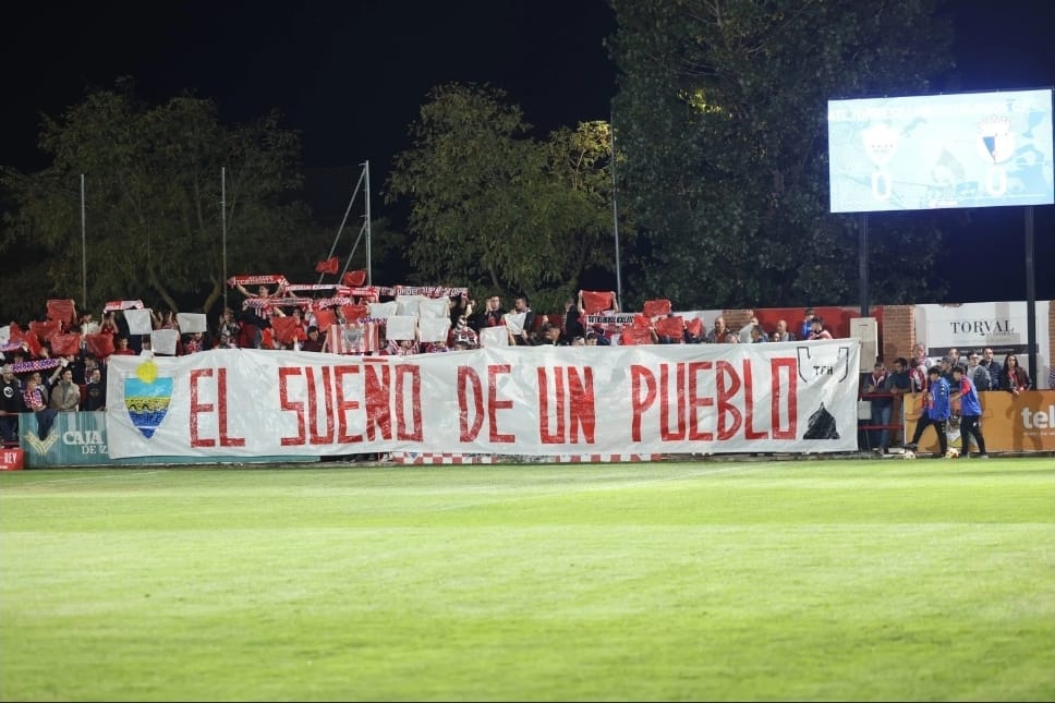 Primer partido de la historia del club en la Copa del Rey 👑 
Que cruel es el fútbol con nosotros(otra vez) pero lo que se vivió ayer en Las Salinas fue histórico e inolvidable 
Gracias a todos por el ambientazo que hubo ayer
Orgulloso de este equipazo <a href="/AtcoTordesillas/">Atlético Tordesillas</a> 🔴⚪🔴