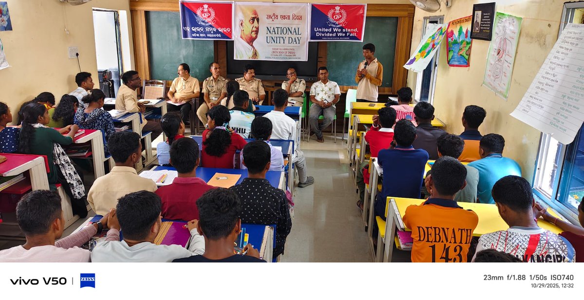 spmalkangiri's tweet image. #Podia Police Staff organized a Debate and Painting Competition as part of the upcoming celebration of National Unity Day (Rashtriya Ekta Diwas). The event was conducted at SSD High School, Podia, with the aim of promoting the spirit of unity, integrity,